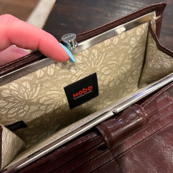 Woman's leather wallet - Picture 7 of 9